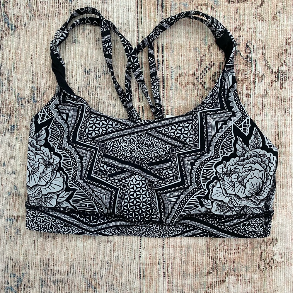 Lululemon sports bra - Size 6 - EUC